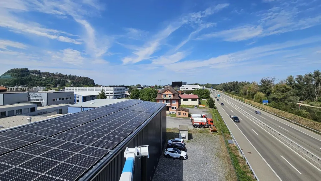PV-Reinigung bei einem Industriedach in Rheineck
