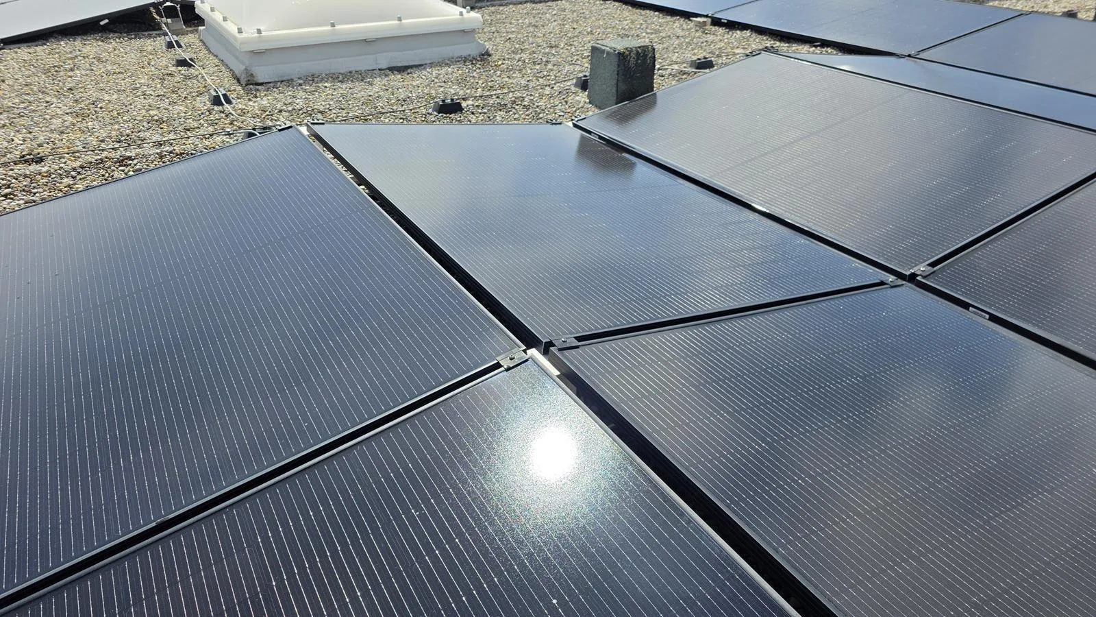 saubere Solarmodule glänzen in der Sonne